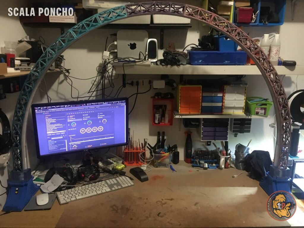 Scrivania di sera con l'arco reticolare spento sopra il monitor