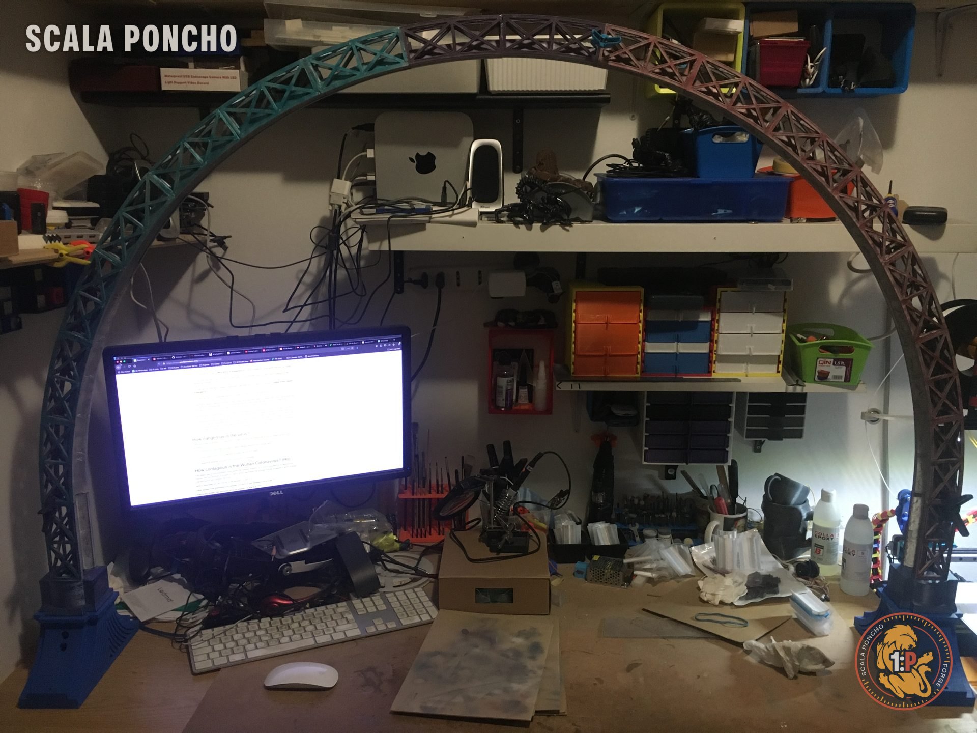 Arco reticolare verniciato con sfumatura azzurro-grigio sopra la scrivania con monitor e tastiera