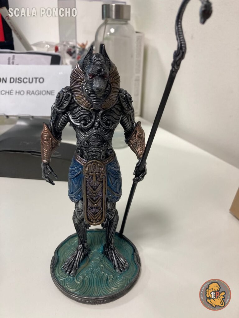 Statuina di Anubis stampata in resina e dipinta con armatura nera e argento, dettagli in rame, gonnellino blu e base verde acqua