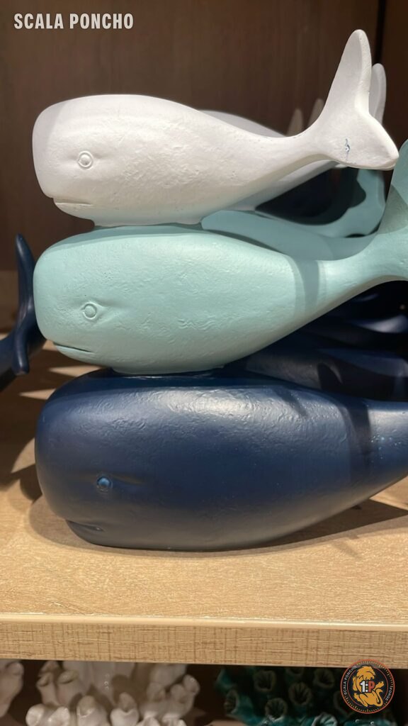 Tre balene stampate in resina e dipinte in tonalità di blu e azzurro, impilate
