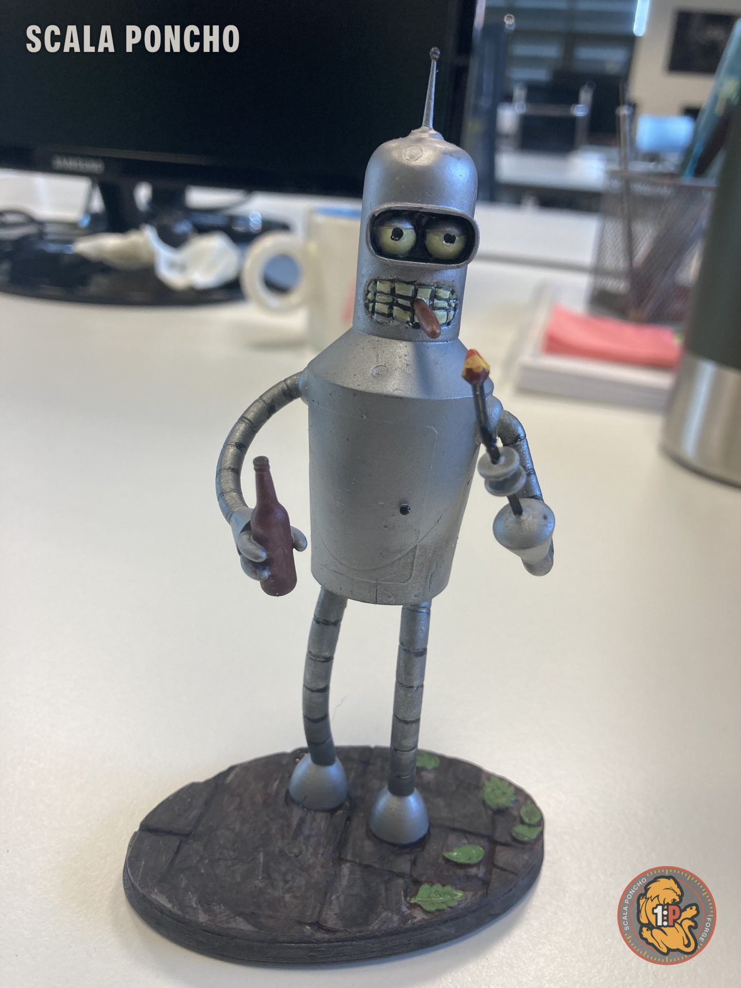 Bender stampato in resina e dipinto, con dettagli e base decorata