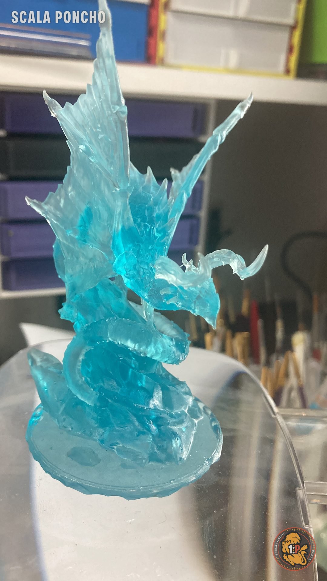Drago stampato in resina trasparente azzurra con effetto acqua