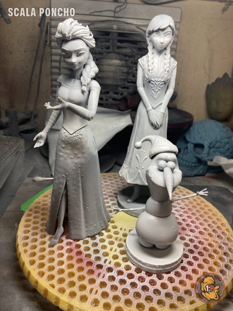 Statuine di Elsa, Anna e Olaf stampate in resina grigia su una griglia