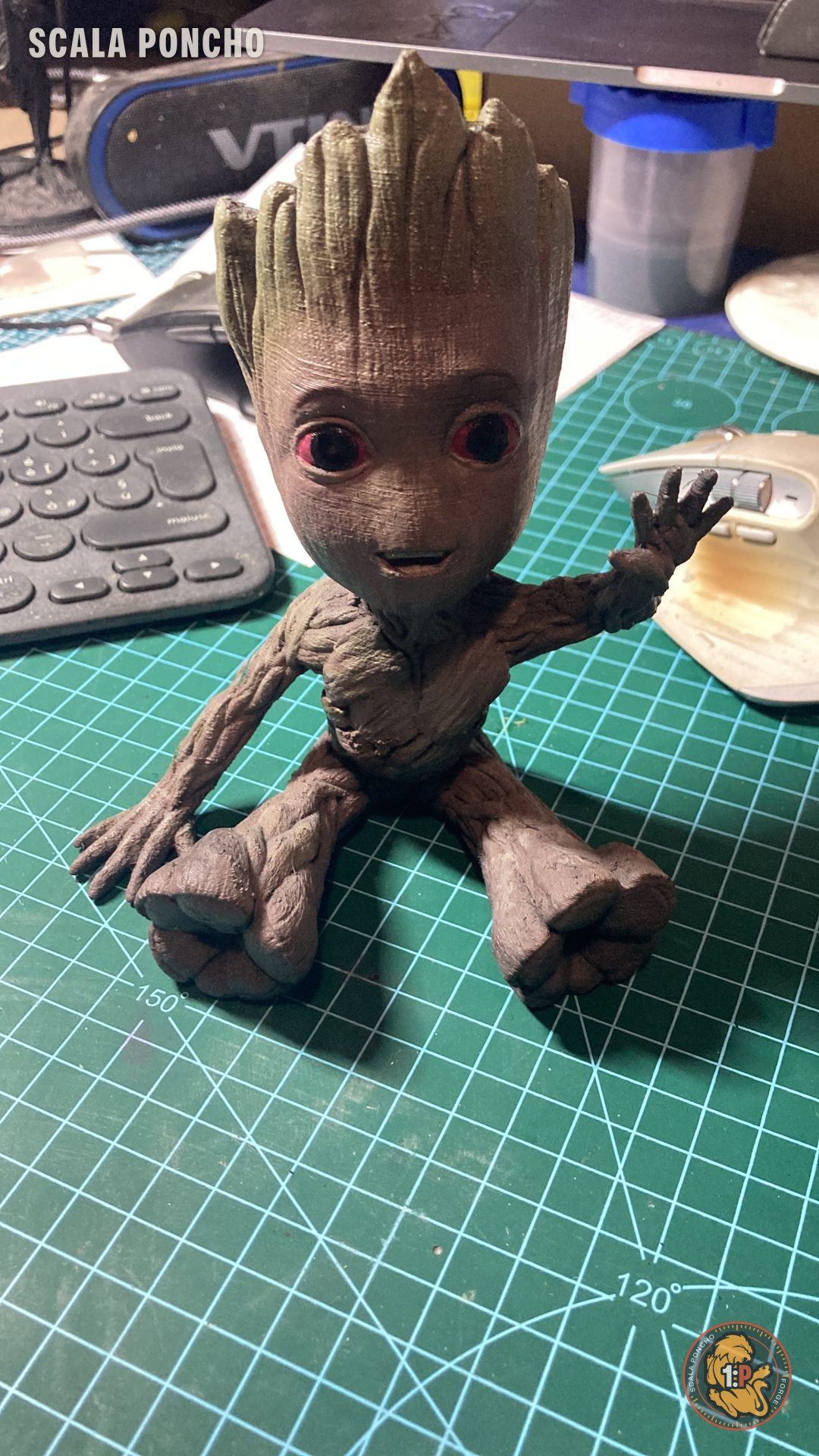 Baby Groot stampato in resina e dipinto con effetto legno