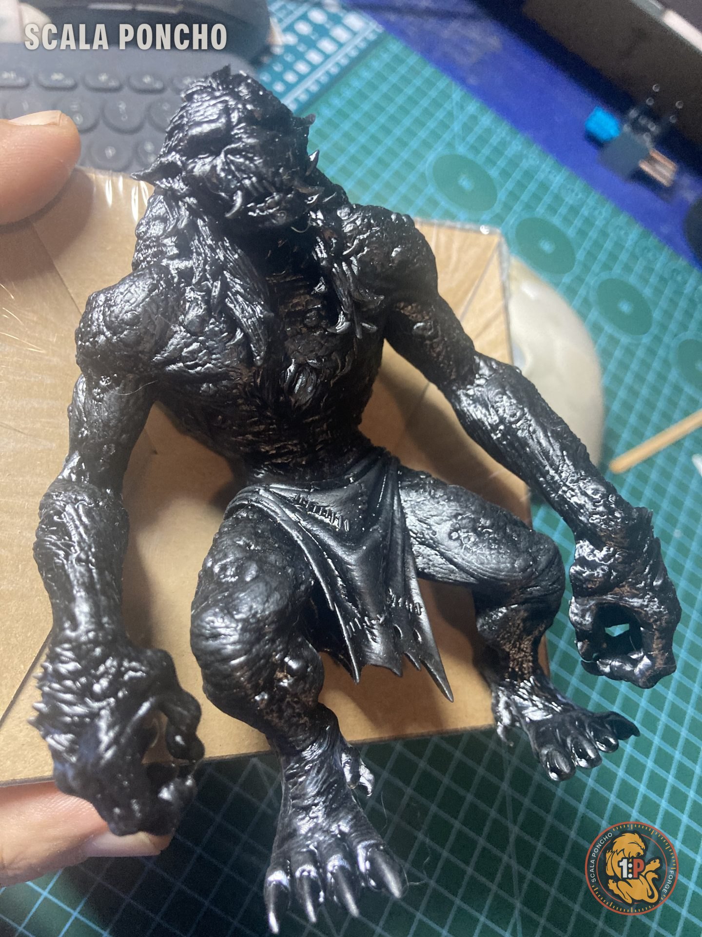 Figura di lupo mannaro stampata in resina e dipinta in toni scuri metallici