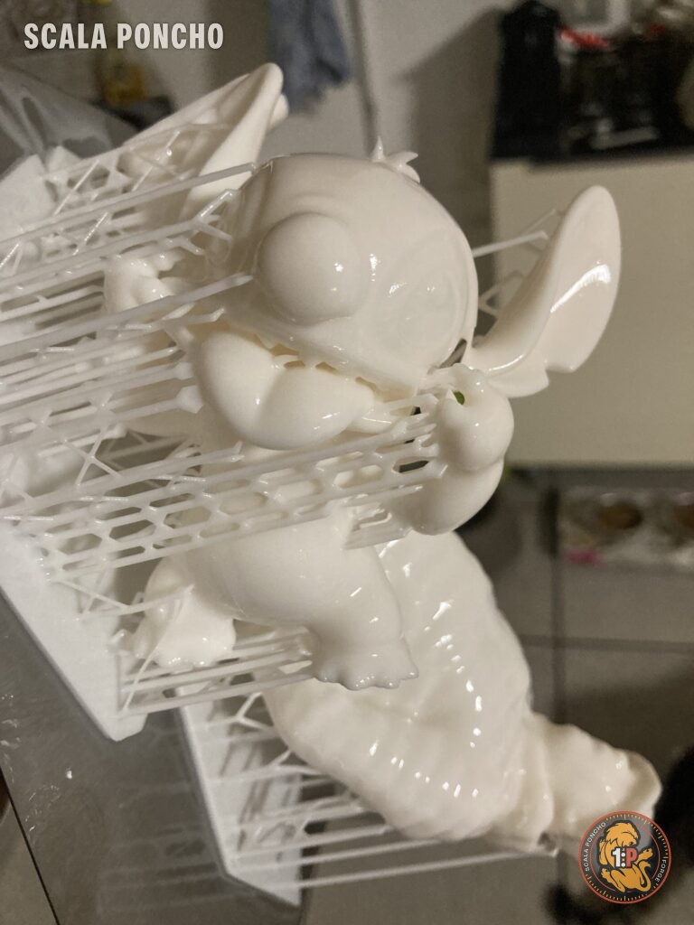 Statuina di Stitch in resina bianca ancora attaccata ai supporti di stampa