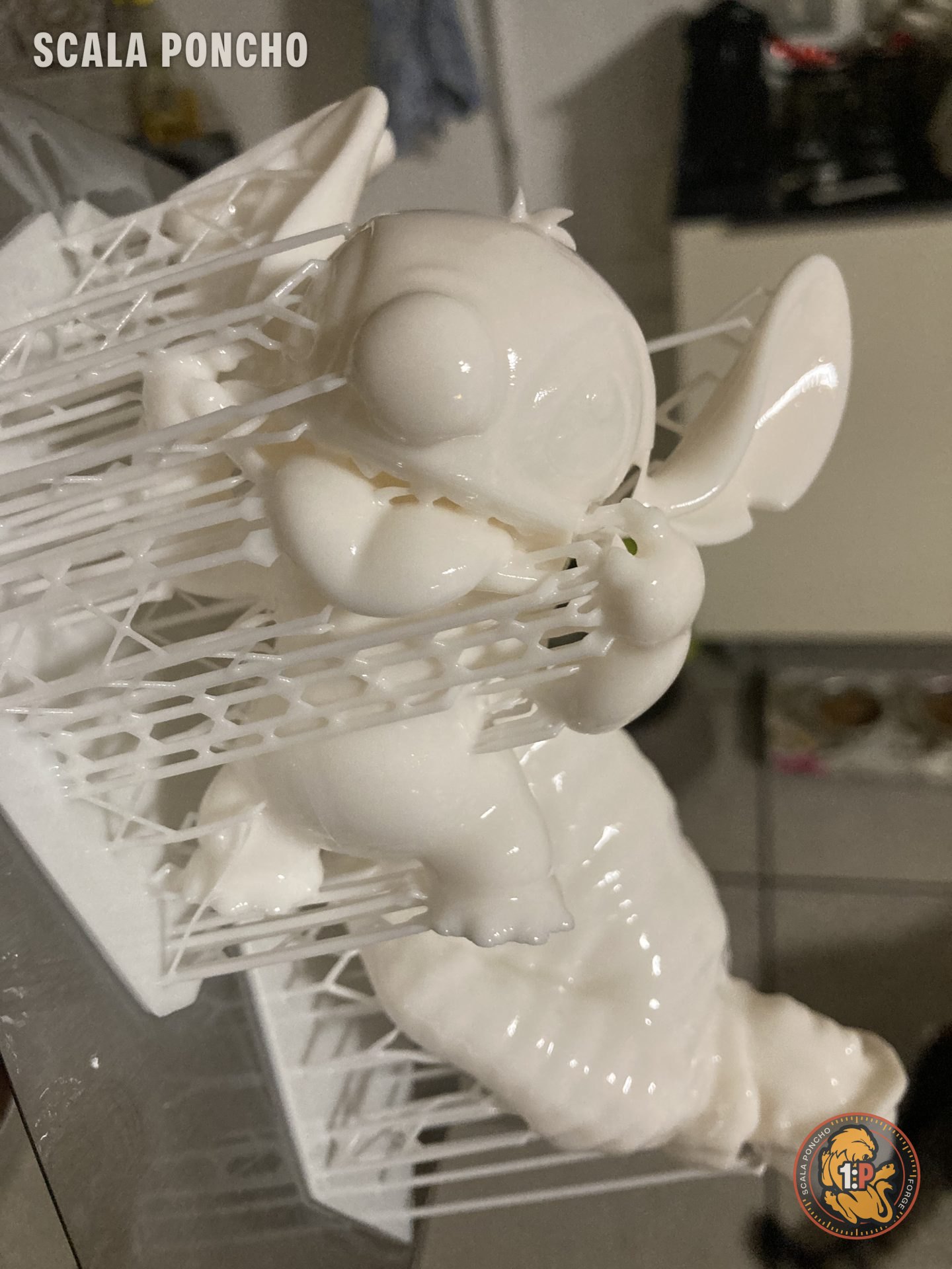 Statuina di Stitch in resina bianca ancora attaccata ai supporti di stampa