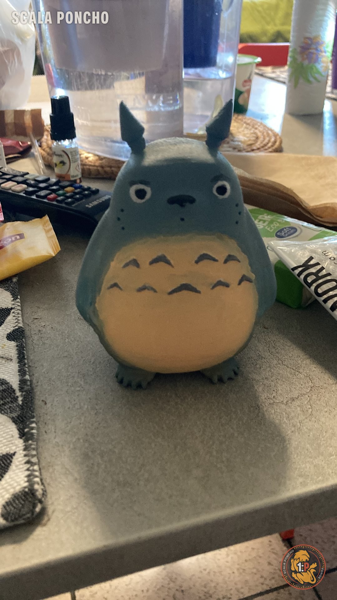 Totoro stampato in resina e dipinto in grigio-blu e crema