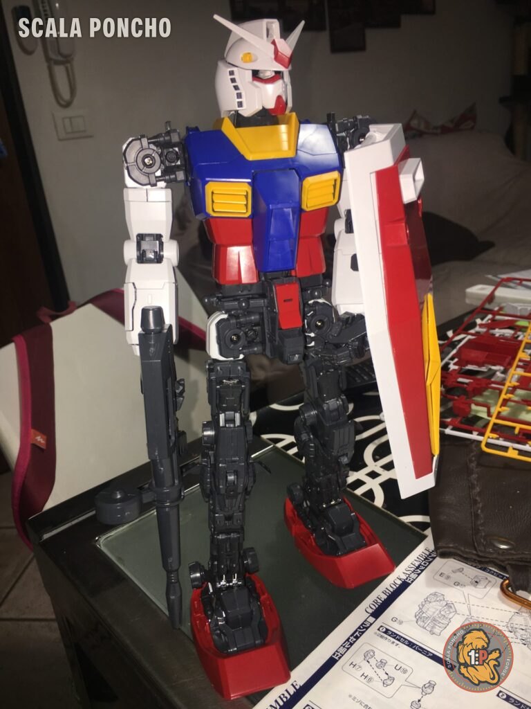 Gundam RX-78-2 finito con scudo e fucile, visto di tre quarti
