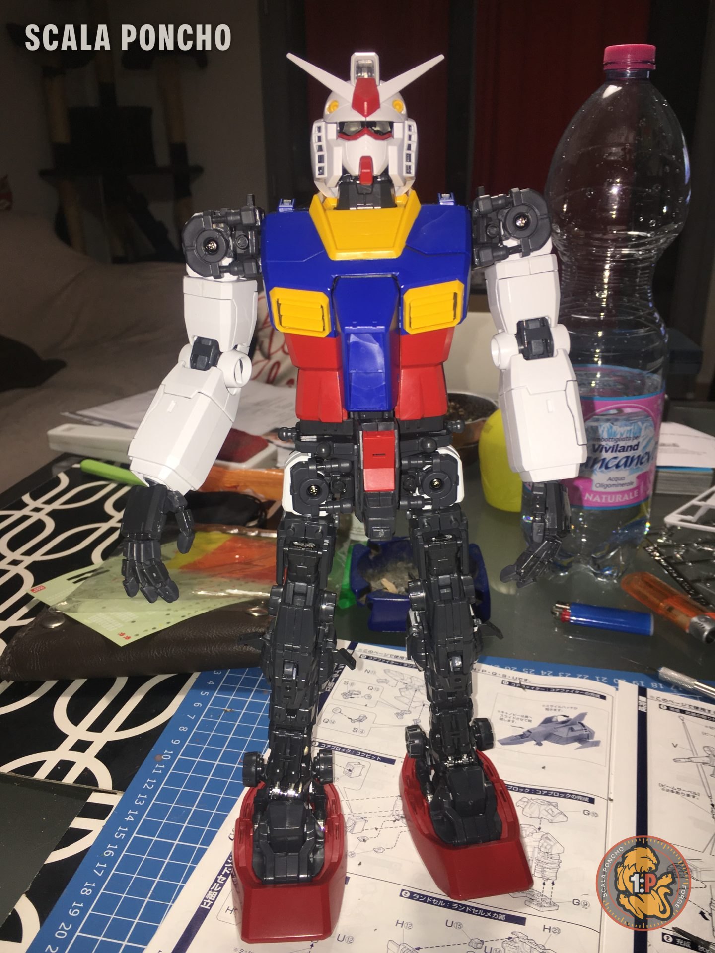 Gundam RX-78-2 in piedi completo di gambe, ancora senza scudo