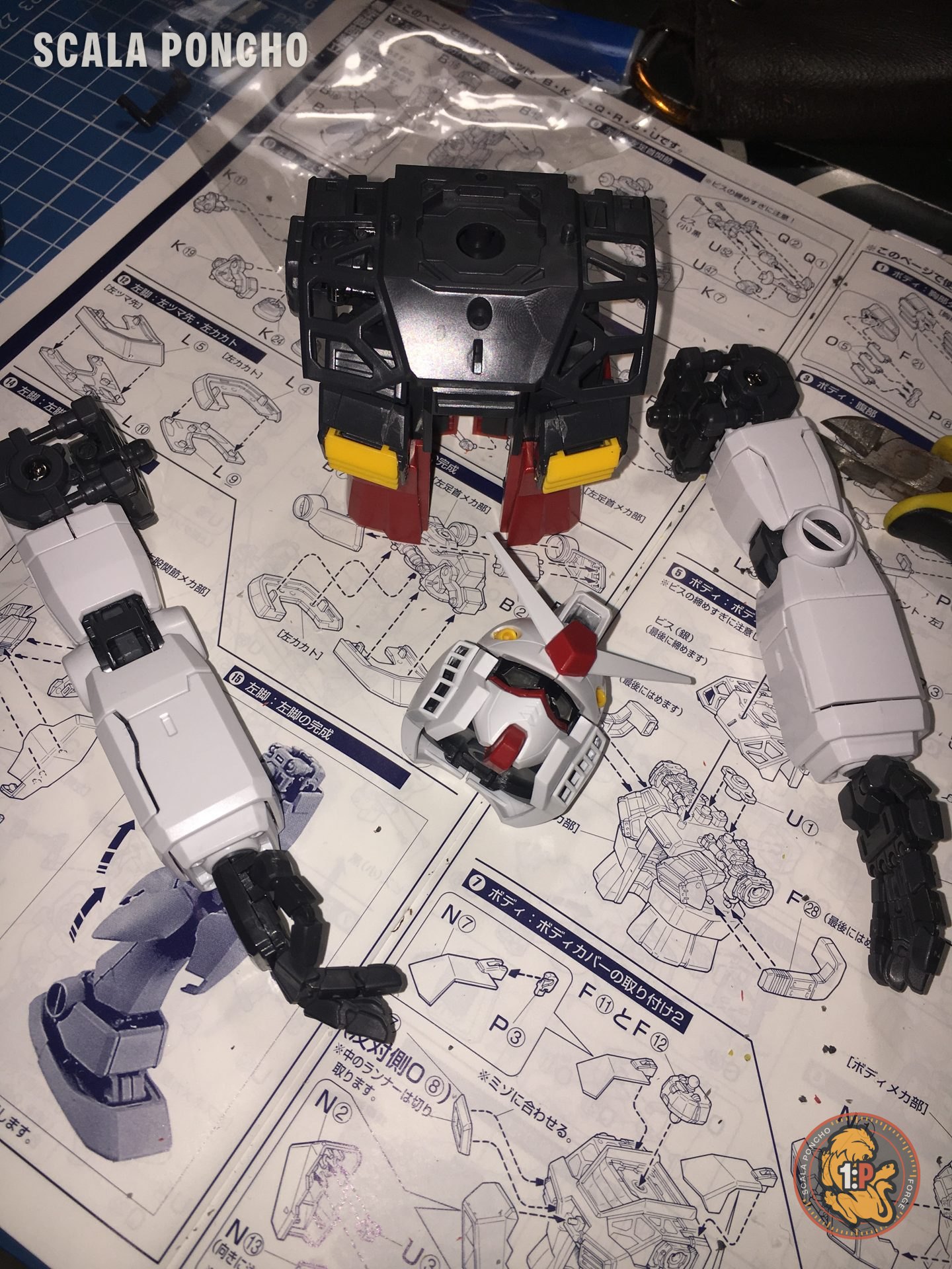 Scheletro interno del Gundam RX-78-2 con braccia e testa sul foglio di istruzioni