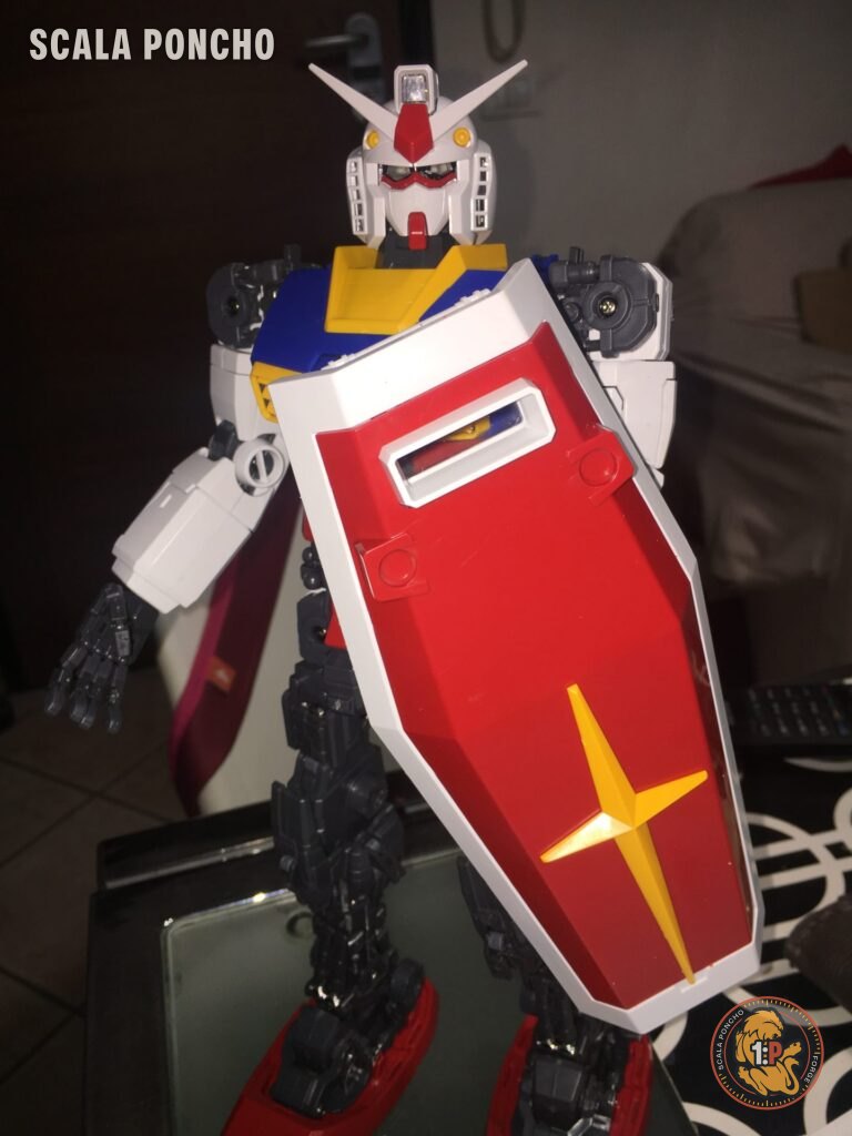Gundam RX-78-2 con lo scudo rosso e la croce gialla