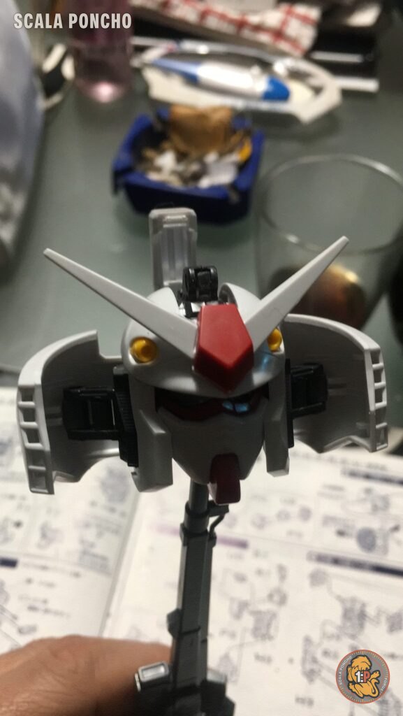 Testa del Gundam RX-78-2 aperta, con la parte interna visibile, montata su un supporto