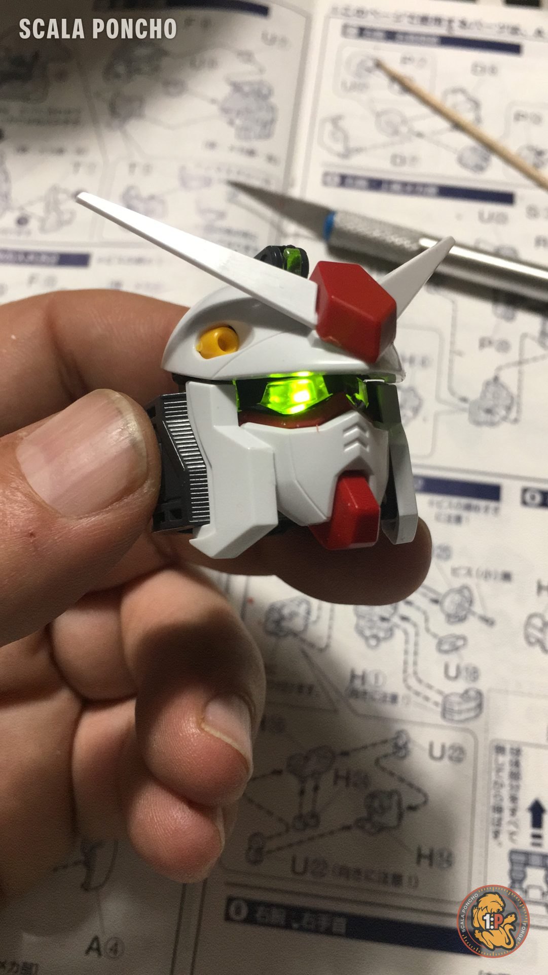 Testa del Gundam RX-78-2 con gli occhi verdi illuminati da un LED interno