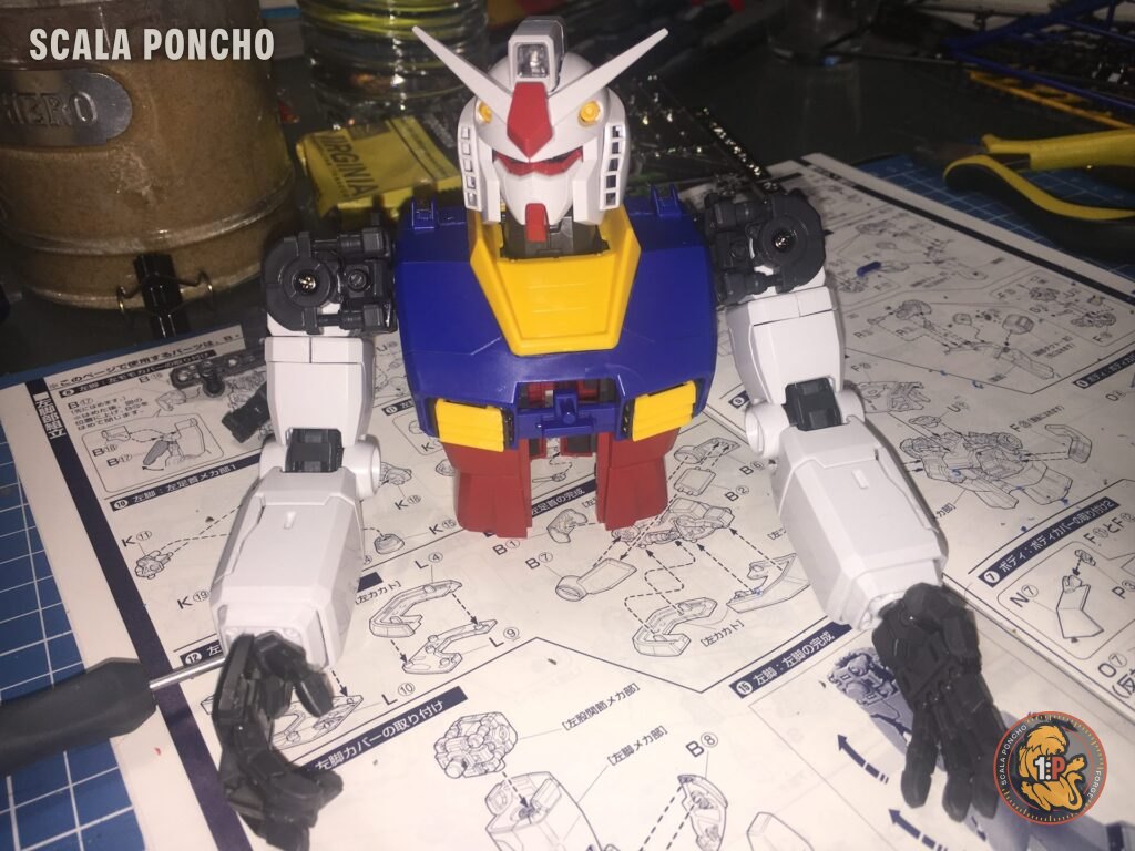 Torso del Gundam RX-78-2 con le corazze blu, gialle e rosse montate e le braccia bianche