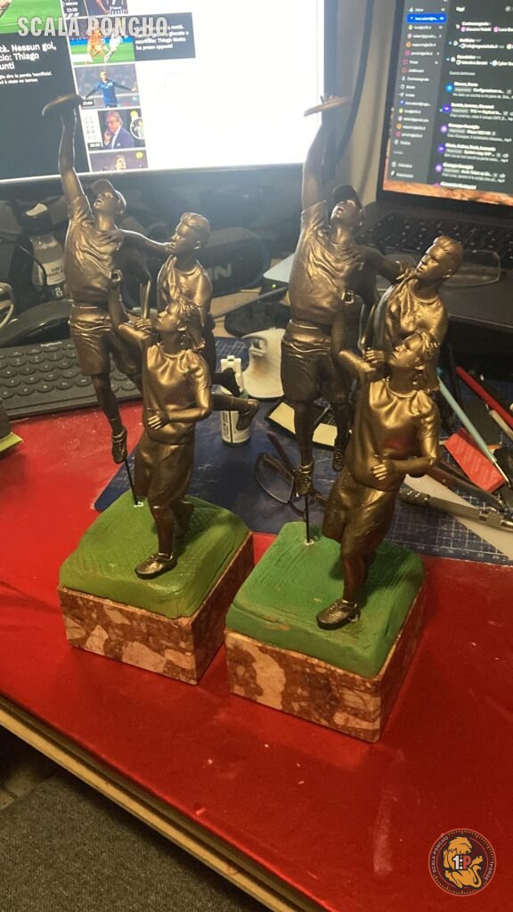 Due trofei con statue di frisbee color bronzo su basi verdi