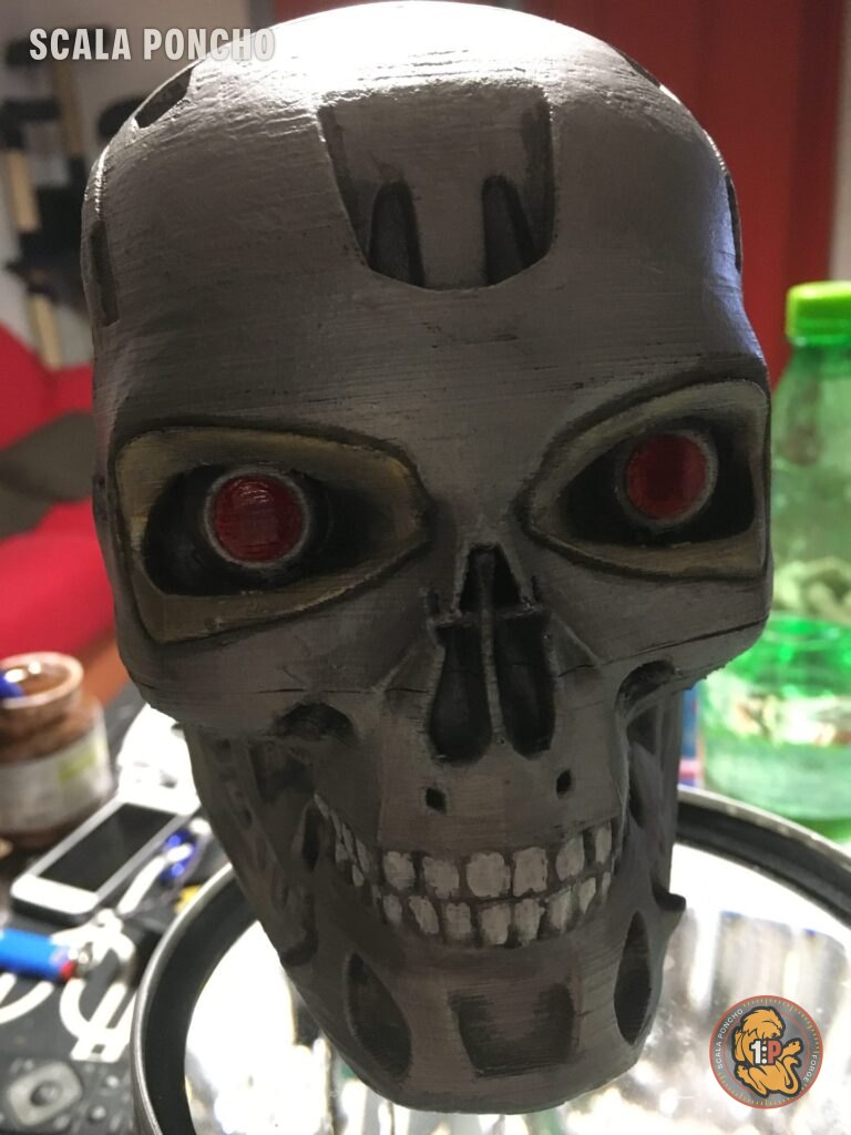 Teschio del T-800 finito, color acciaio con ombre scure e occhi rossi