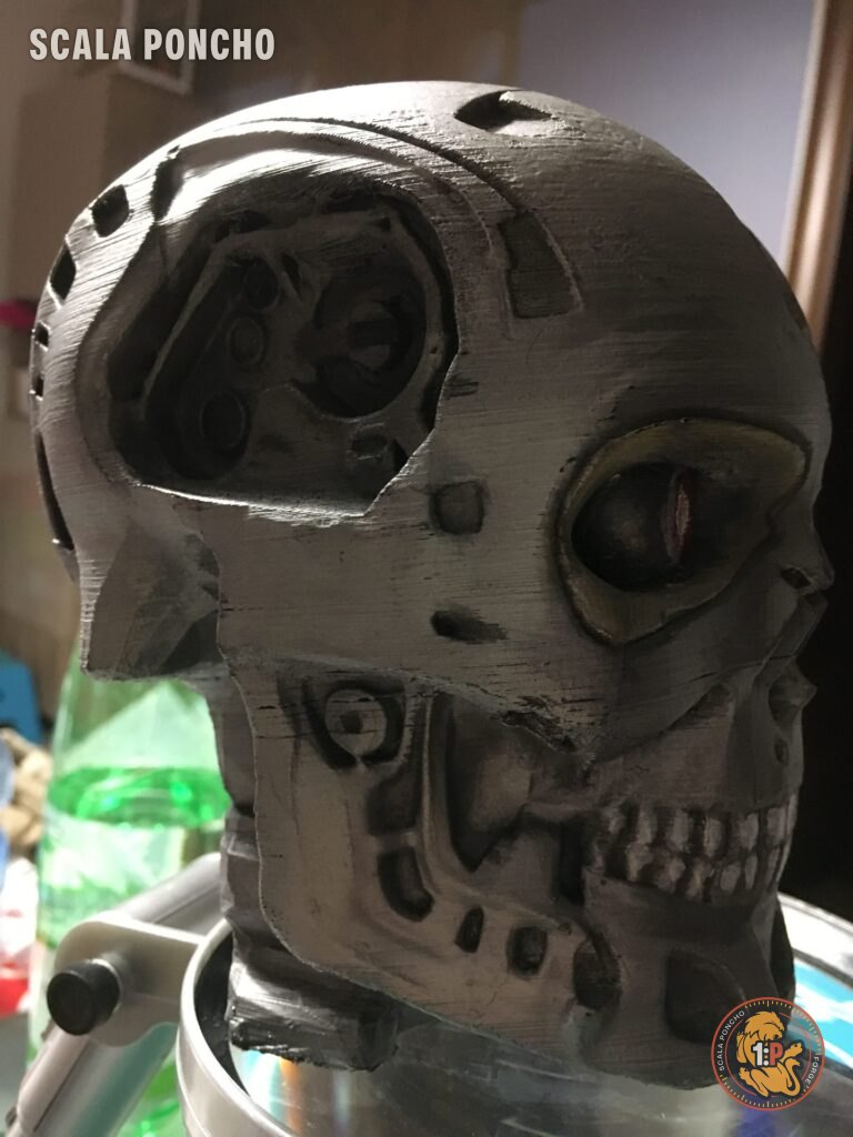 Teschio del T-800 finito visto di tre quarti con i dettagli meccanici della tempia
