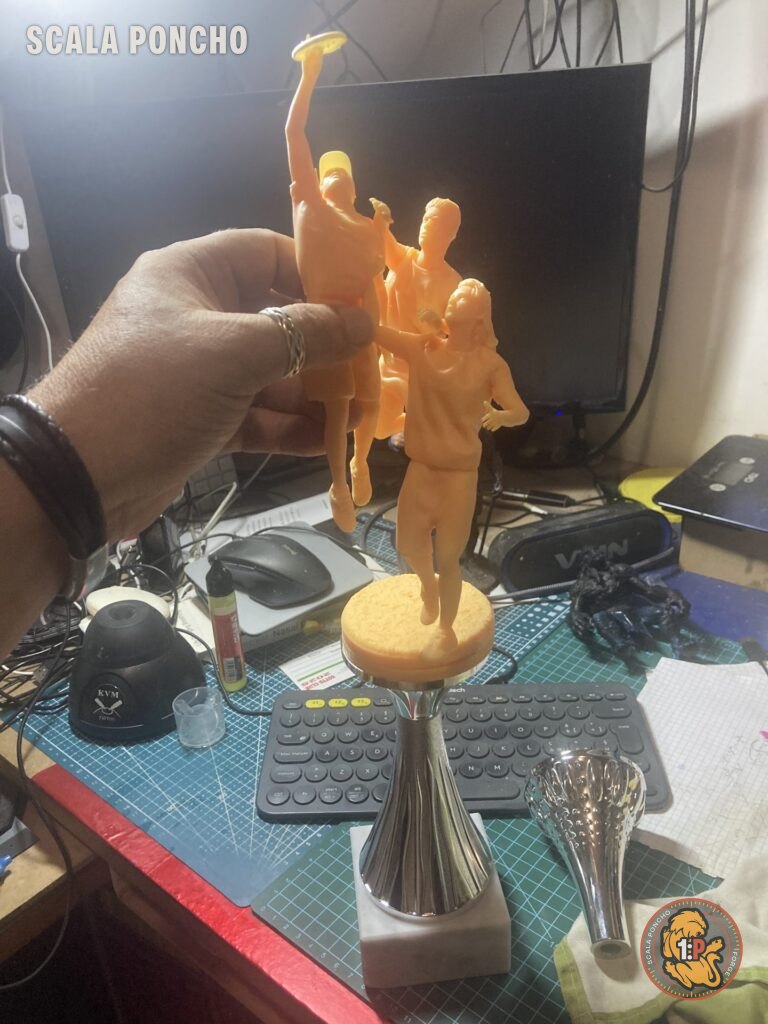 Statua di giocatori di frisbee stampata in resina gialla appoggiata su una coppa da premiazione