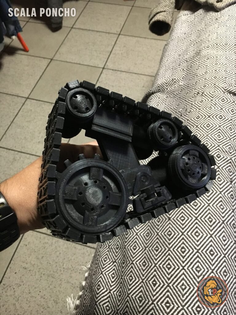 Cingolo nero stampato in 3D di WALL-E, con le ruote dentate e le maglie montate