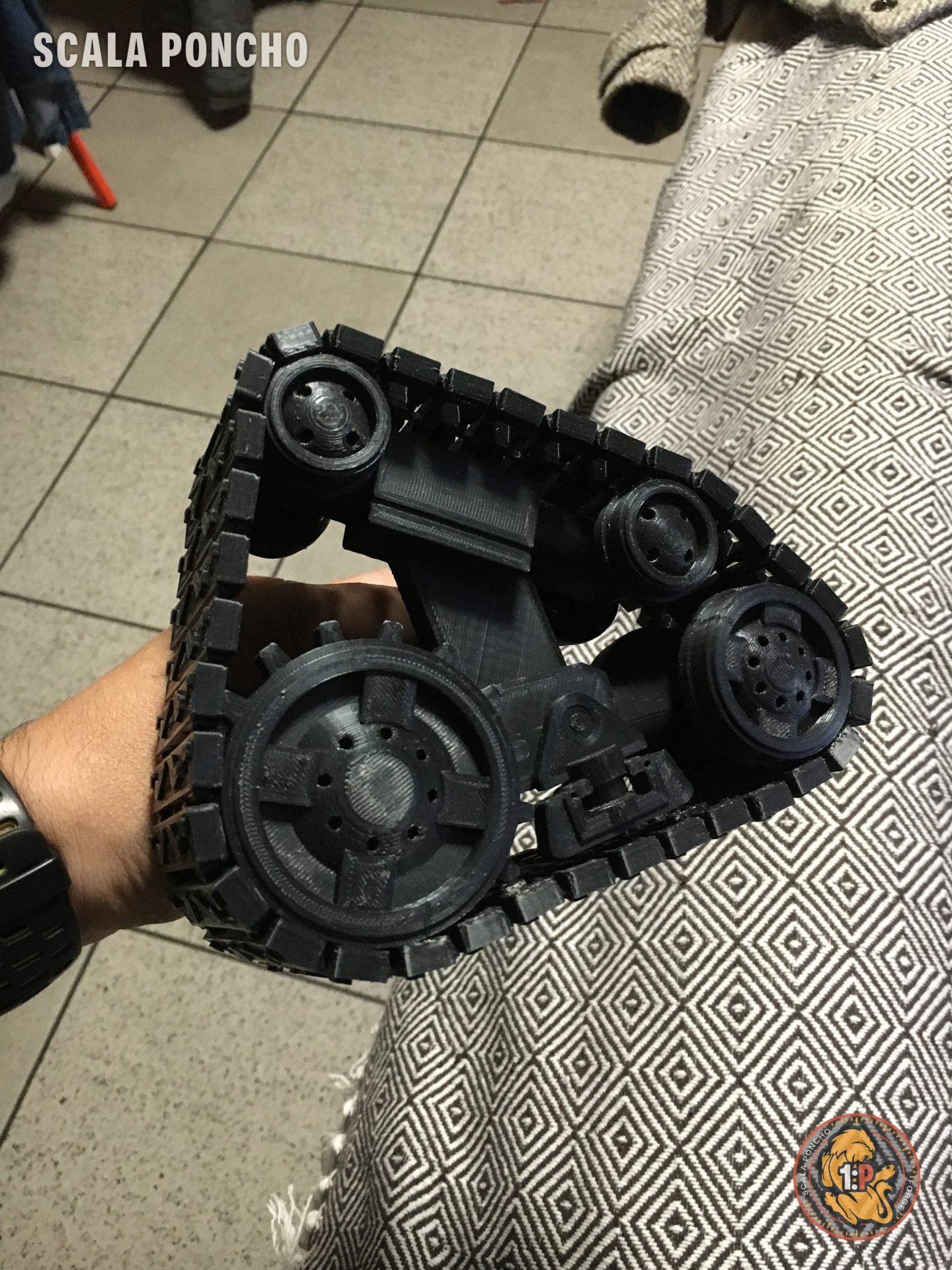 Cingolo nero stampato in 3D di WALL-E, con le ruote dentate e le maglie montate