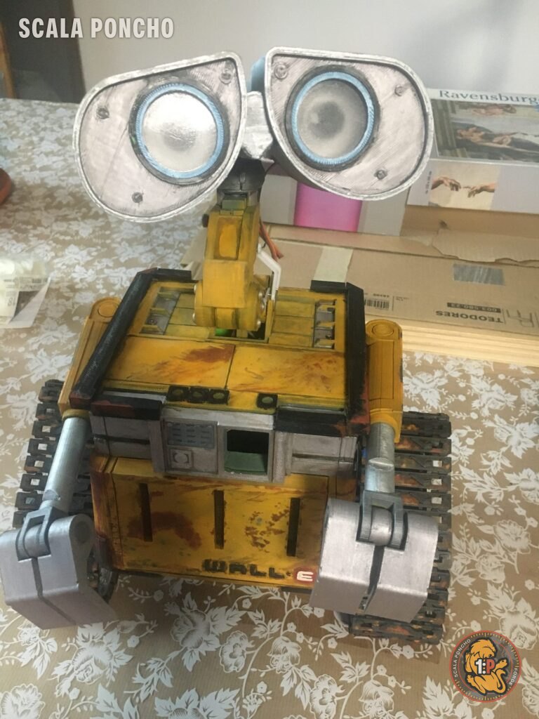 WALL-E stampato in 3D completo, giallo arrugginito con occhi grigi e braccia, visto di fronte
