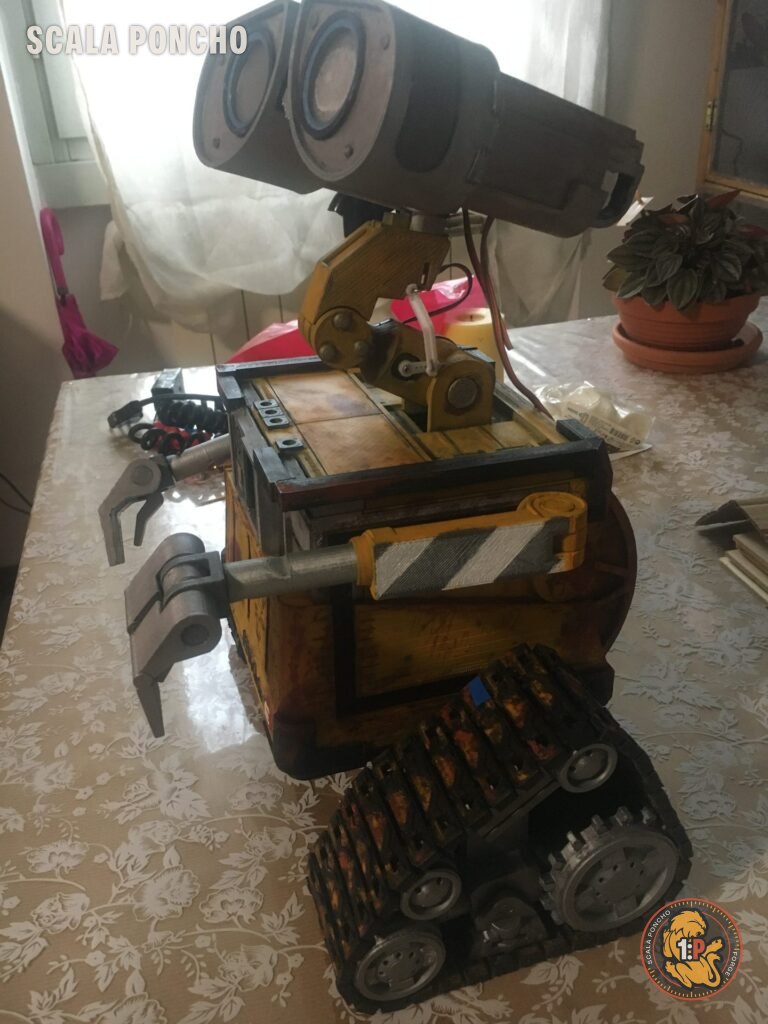 WALL-E finito visto di profilo con la testa sollevata e i cingoli invecchiati
