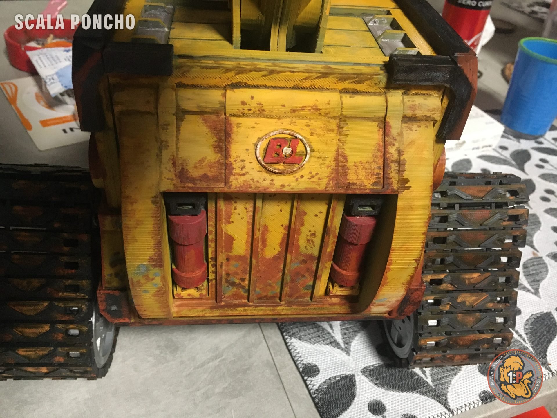 Frontale di WALL-E con il portello giallo arrugginito e il logo, dettaglio dell'invecchiamento
