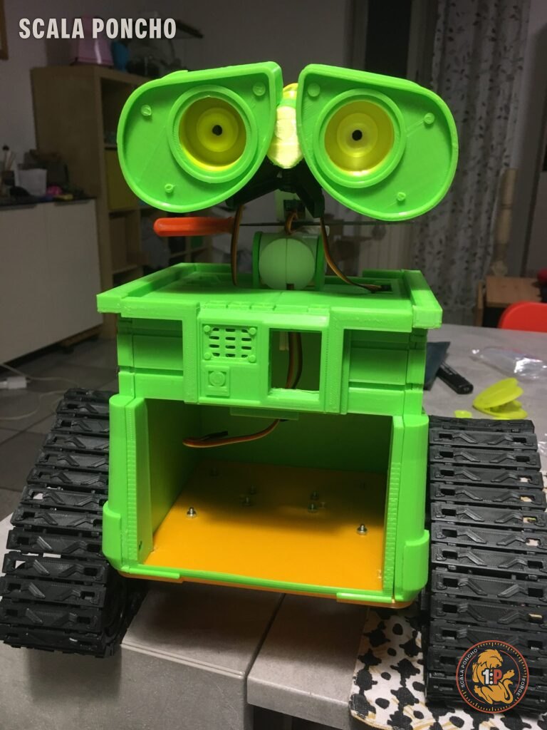 WALL-E stampato in verde con gli occhi montati e lo sportello frontale aperto