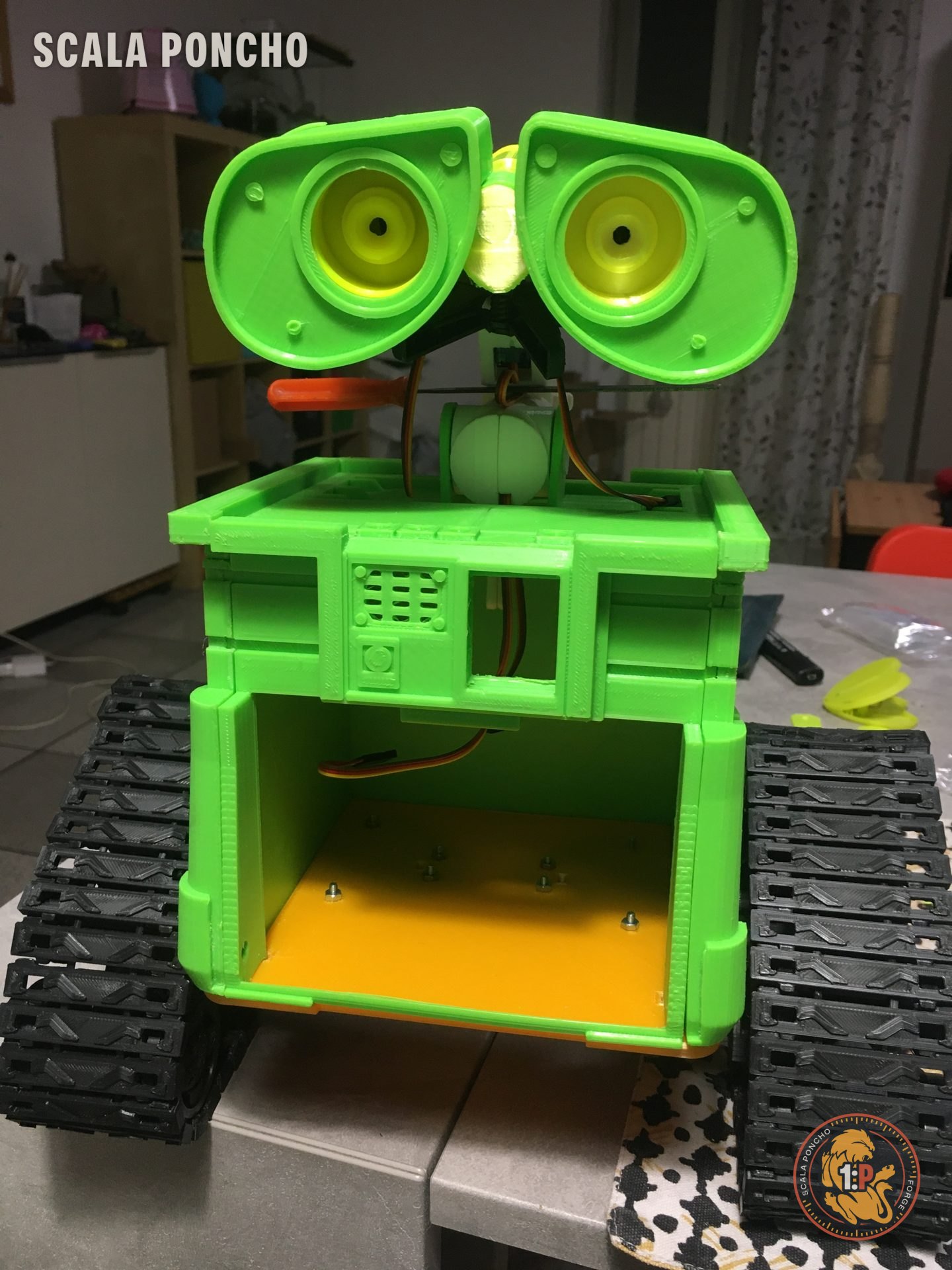 WALL-E stampato in verde con gli occhi montati e lo sportello frontale aperto