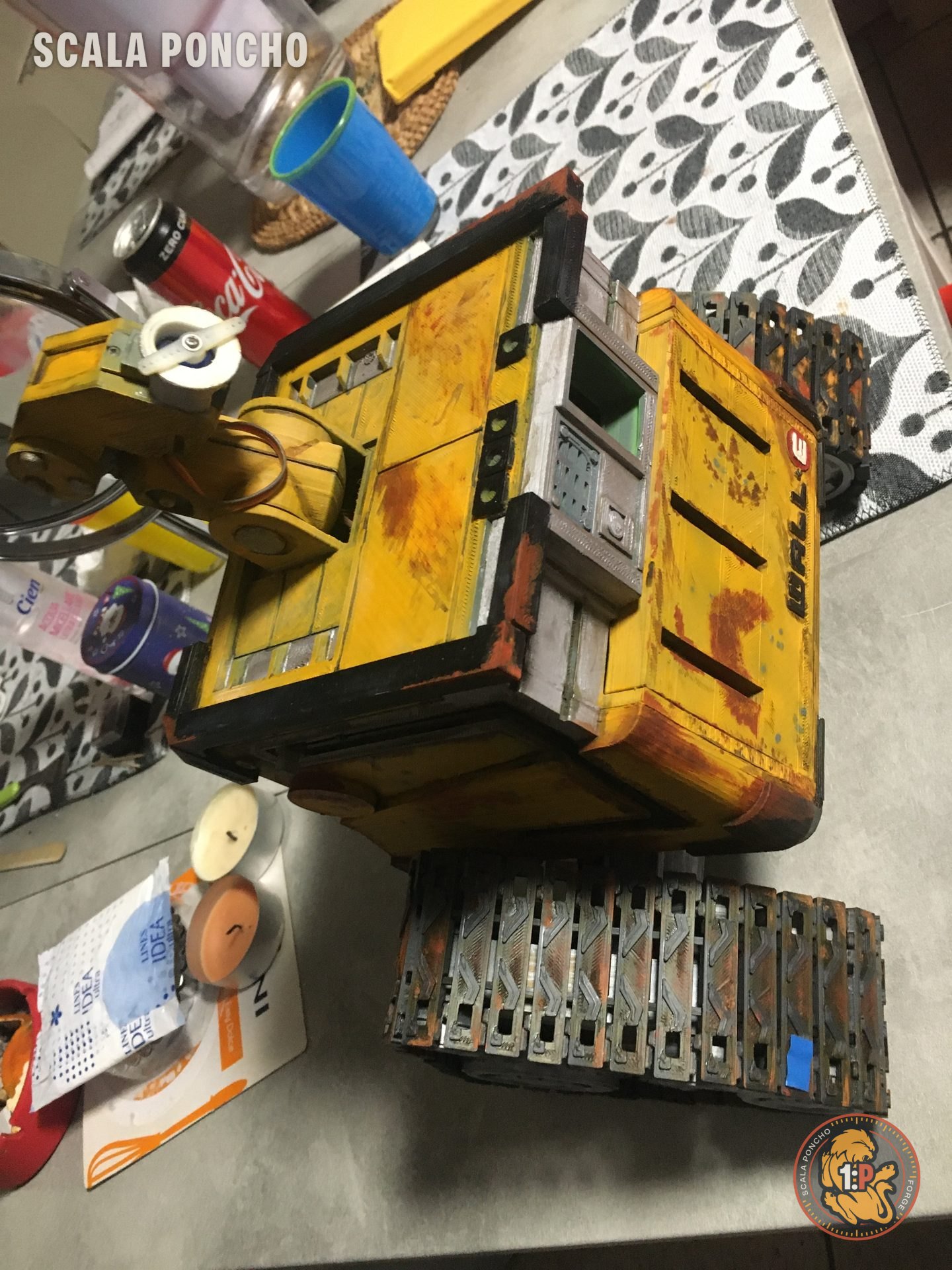 WALL-E verniciato di giallo con effetti di ruggine e sporco, visto di tre quarti